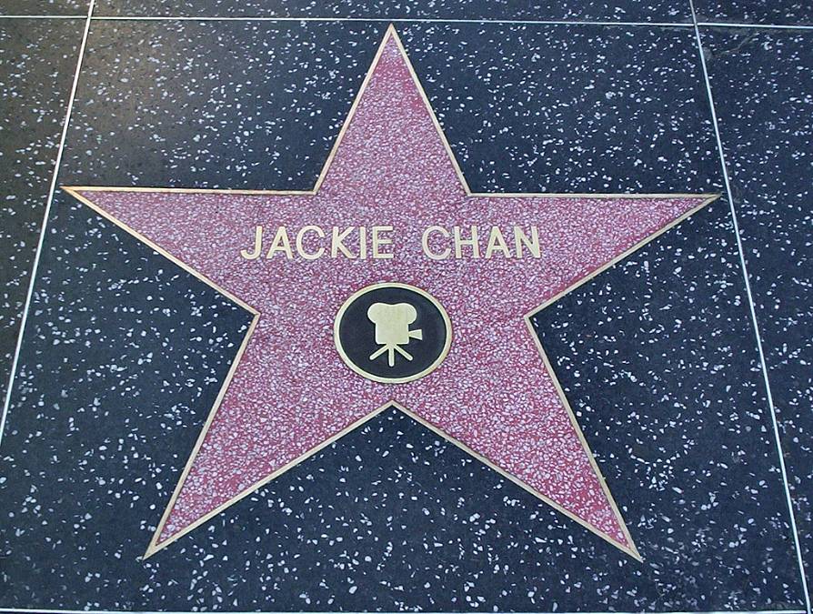 Jackie Chan kaskadérské kousky umí. Podívejte se jak.