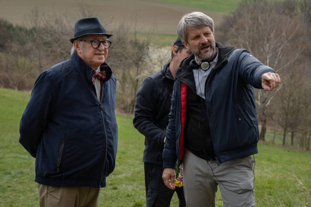 Podzimní filmová pecka: Když jde o vnuka, stárnoucí hlava rodiny motivuje své děti pěknou sumičkou