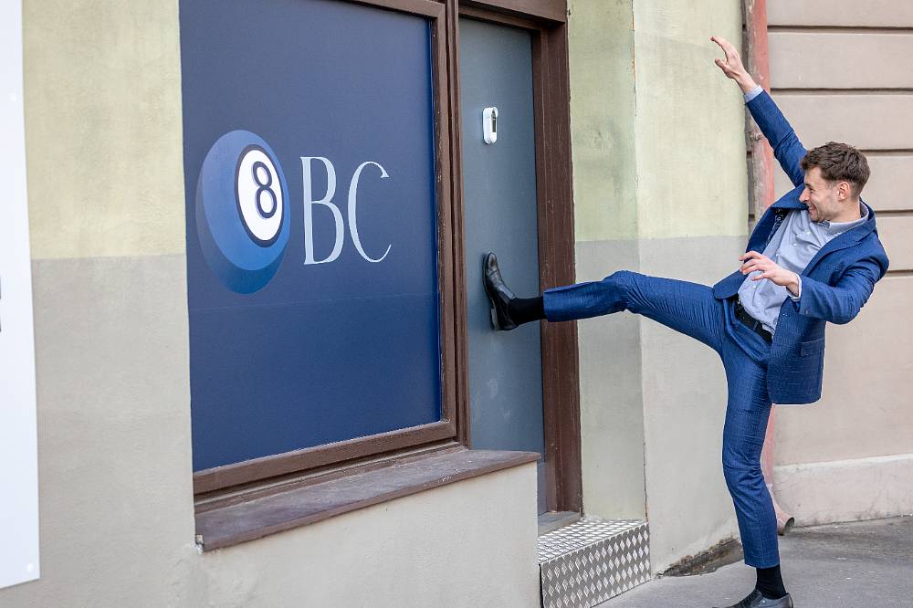 Ulice: rvačka před klubem