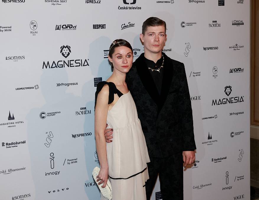 Představitel vraha Hojera má krásnou ženu a bydlí s ní ve starém sudetském mlýně
