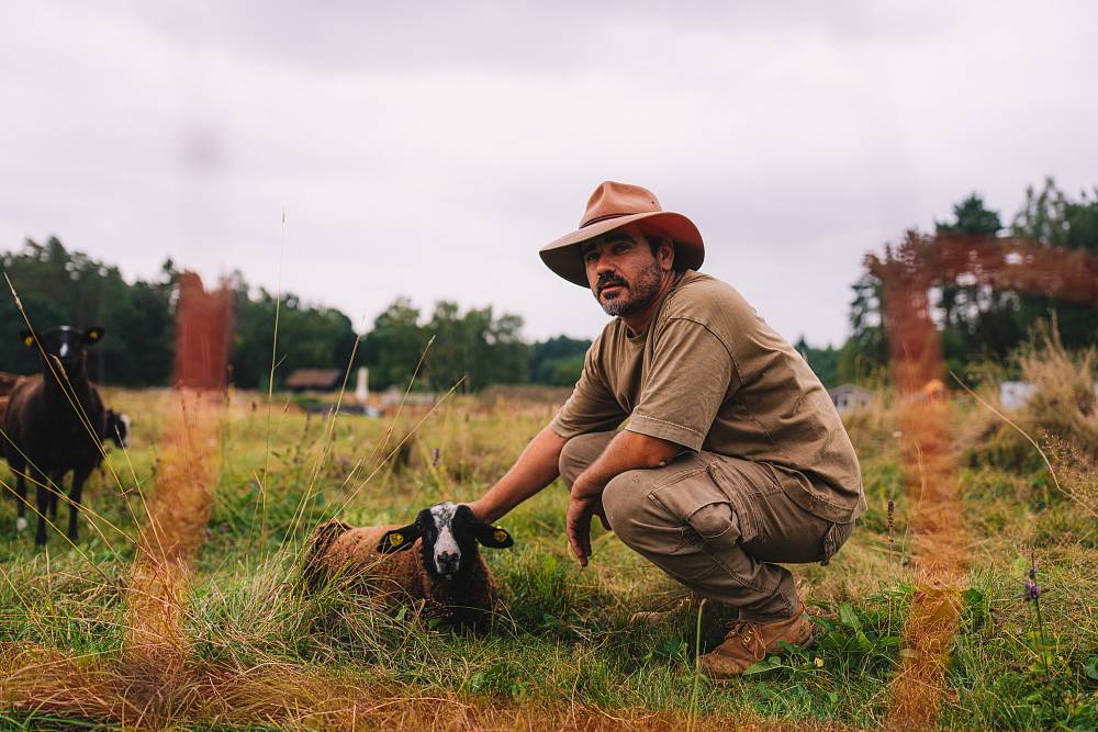 Z hradního pána se stává nadšený farmář. Vojta Kotek prozradí, jak si buduje s rodinou svůj sen