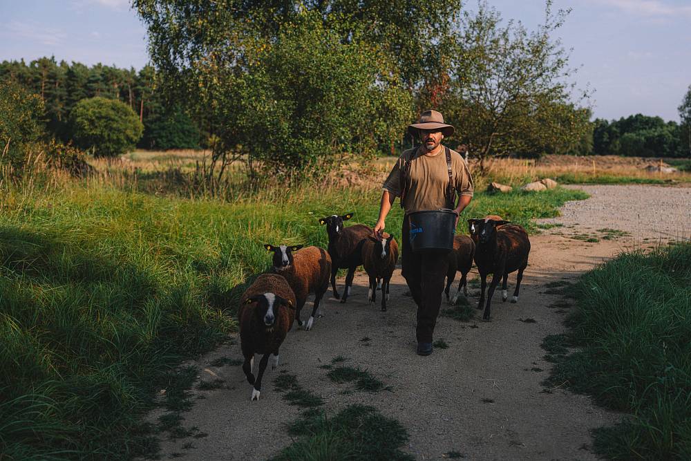 Z hradního pána se stává nadšený farmář. Vojta Kotek prozradí, jak si buduje s rodinou svůj sen