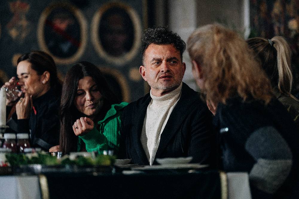 Zrádci: Zákulisí natáčení se do běžné epizody nevejde. Vojta Kotek v bonusové epizodě ukázal bydlení, Brzobohatá zase slzy
