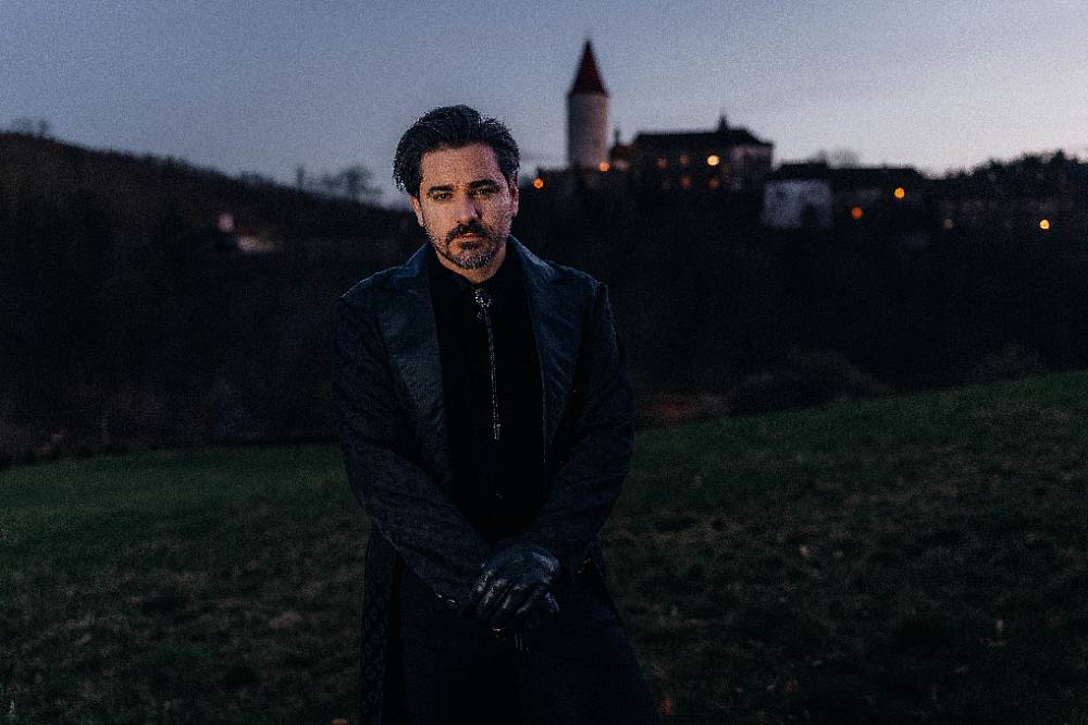 Zrádci: Zákulisí natáčení se do běžné epizody nevejde. Vojta Kotek v bonusové epizodě ukázal bydlení, Brzobohatá zase slzy