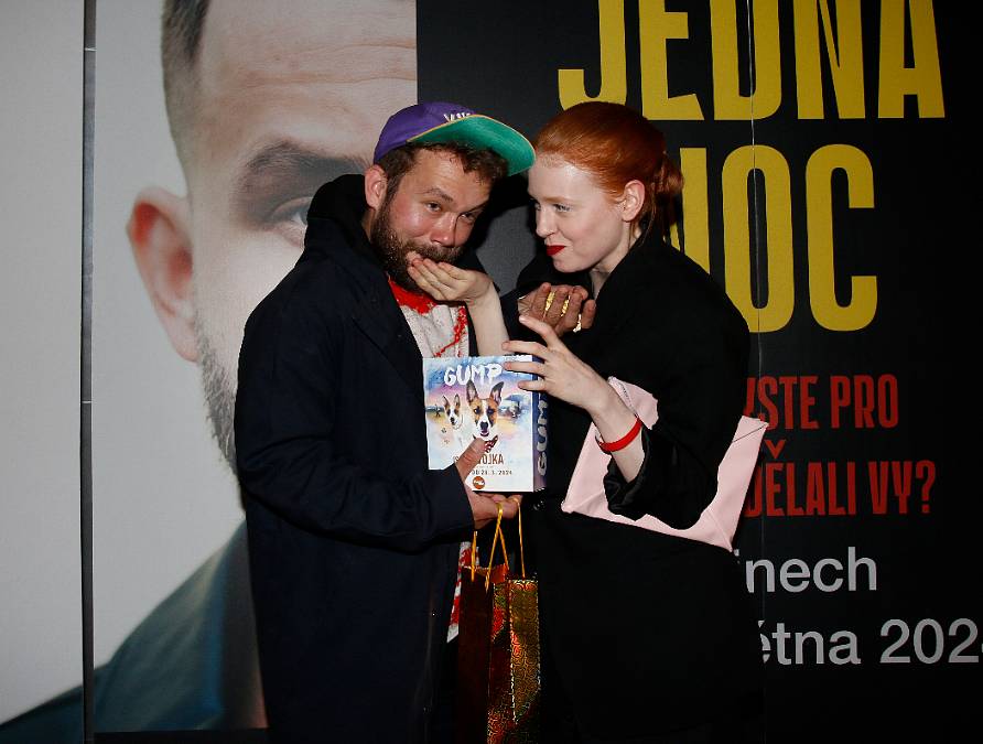 Tenhle herec má tetování na zadku a o ruku ho požádala partnerka