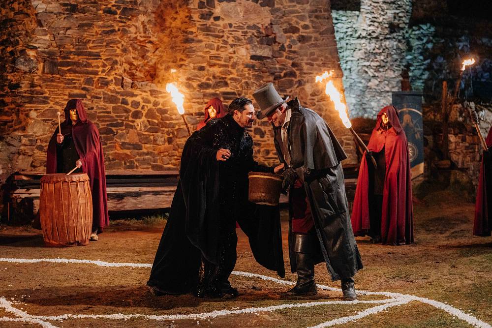 Zrádci: Mia neomylně míří do finále, soutěžící jí věří, štáb ji proklíná. Kvůli ní jeli bez spánku dva dny v kuse!