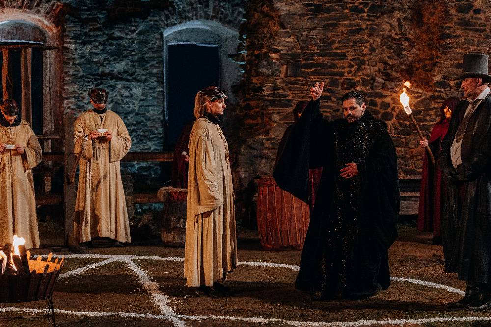 Zrádci: Mia neomylně míří do finále, soutěžící jí věří, štáb ji proklíná. Kvůli ní jeli bez spánku dva dny v kuse!