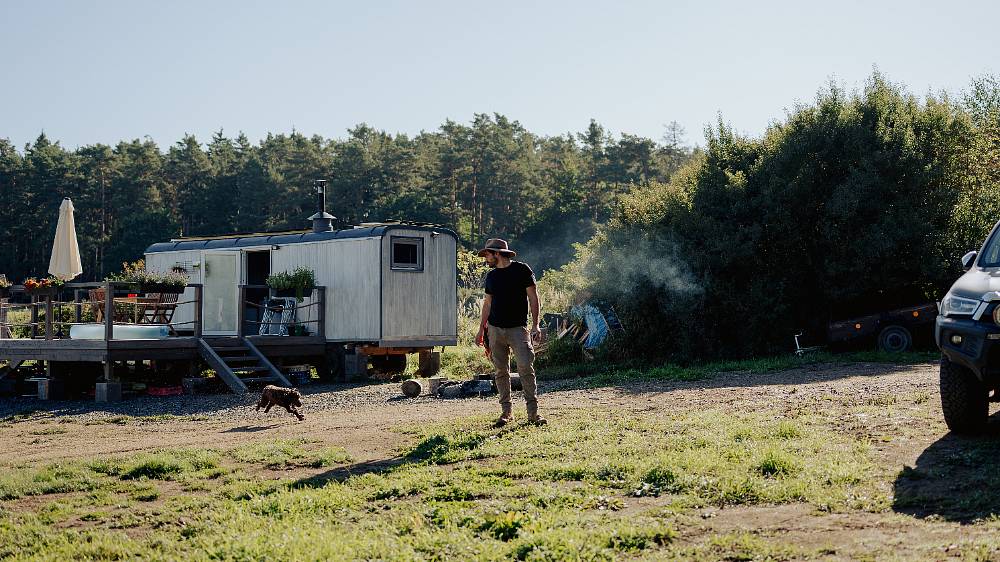 Akční hrdina bez scénáře: Vojta Kotek a jeho nejdrsnější role – farmář!