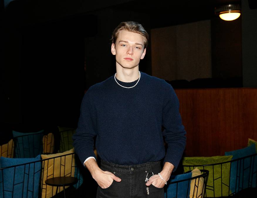 Bratr Davida Gránského chodí s dcerou Lindy Rybové a Davida Prachaře