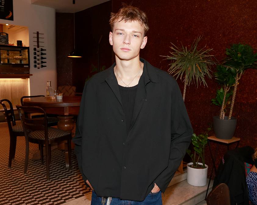 Bratr Davida Gránského chodí s dcerou Lindy Rybové a Davida Prachaře