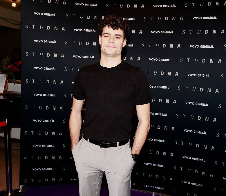 Idol žen Březina chodí s manažerkou restaurace. Netouží být otcem, raději je ultra oblíbeným strýčkem