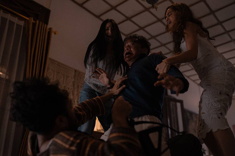 Netflix představuje horor Elixír: Něco jako nejhorší babská rada v dějinách. Vypij to, je to přírodní!
