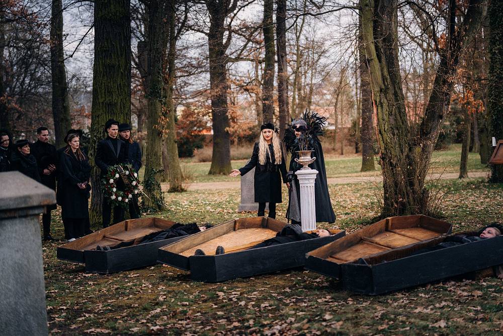 Funus století ve Zrádcích: Jed, deka, víno a šok – všechno, co si přejete od reality show