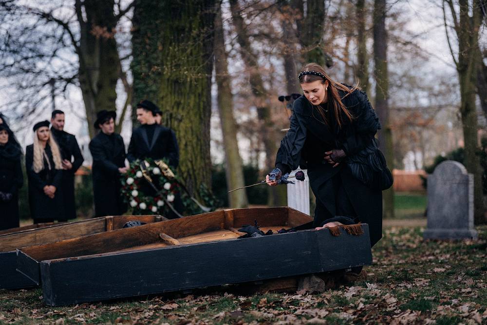 Funus století ve Zrádcích: Jed, deka, víno a šok – všechno, co si přejete od reality show