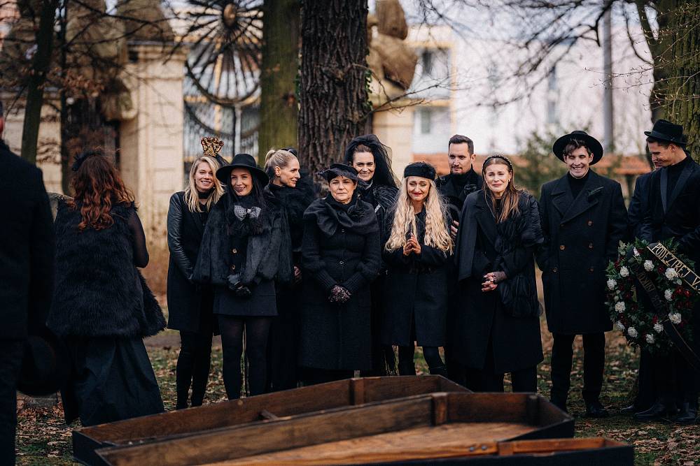 Funus století ve Zrádcích: Jed, deka, víno a šok – všechno, co si přejete od reality show