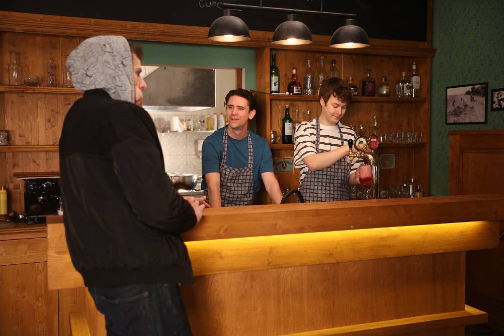 Drbárna ze Strání – Kamarádi: Adam hraje nebezpečnou hru o Veroničino srdce