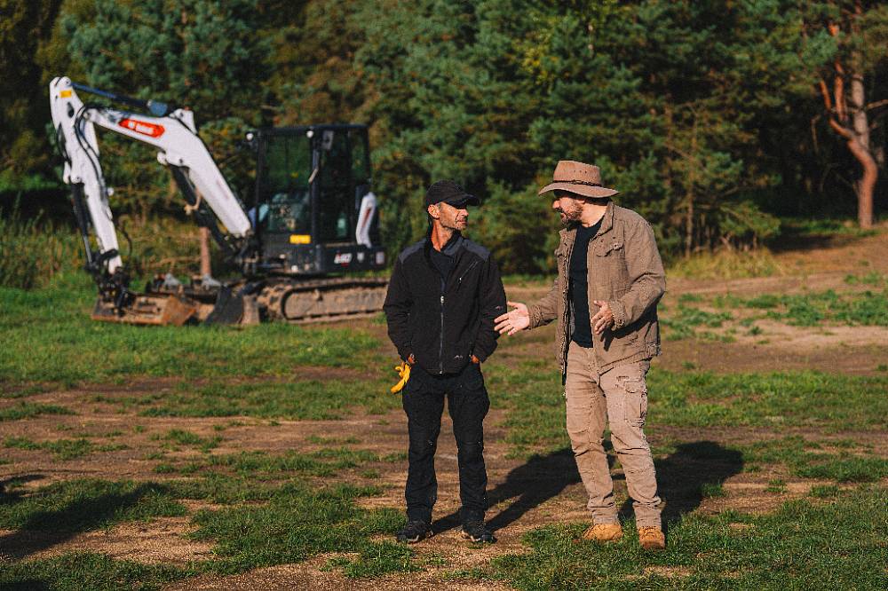 Bezedné záhony, čolci, kuňky a maringotka – survival na farmě Vojty Kotka