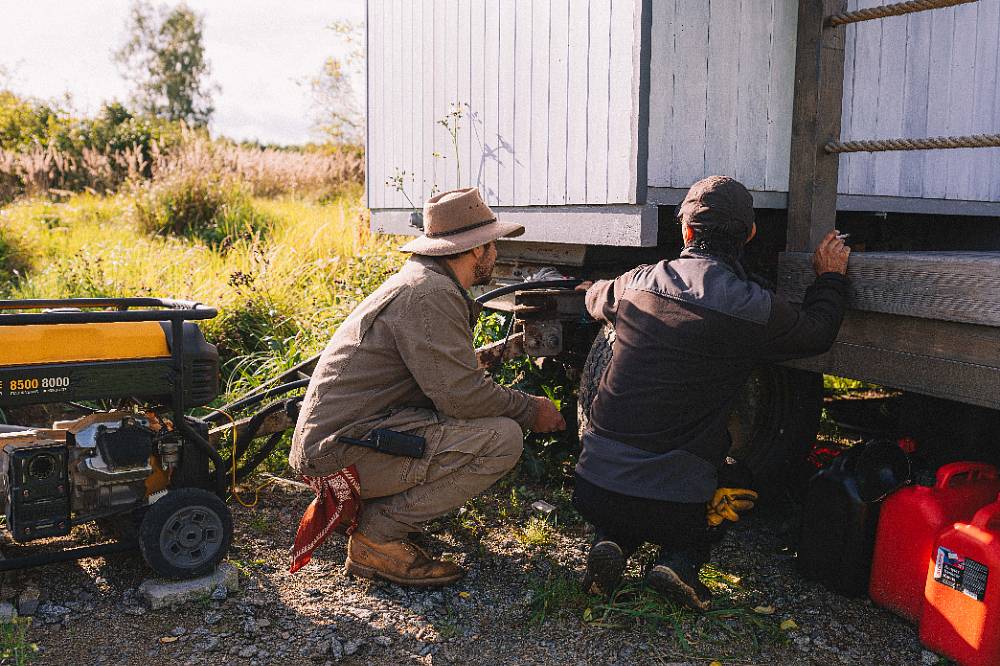 Bezedné záhony, čolci, kuňky a maringotka – survival na farmě Vojty Kotka