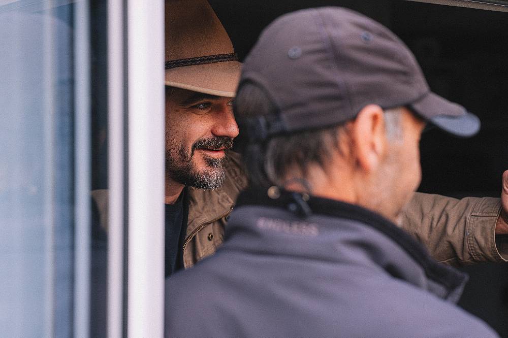 Bezedné záhony, čolci, kuňky a maringotka – survival na farmě Vojty Kotka