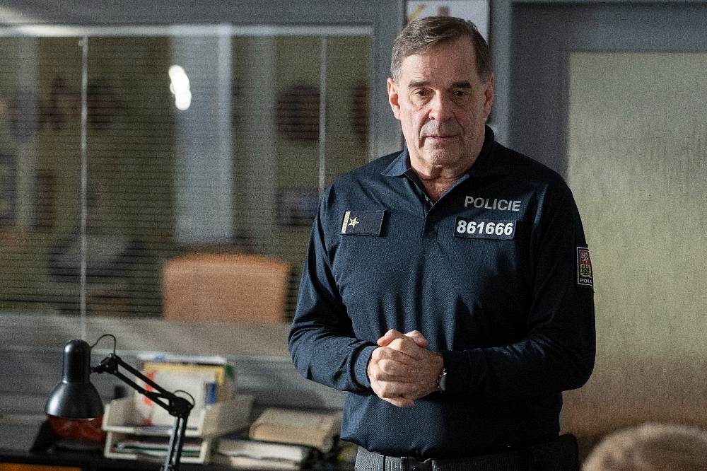 Polabí: Podvody, vášně a zrušené mše. Život na faře, na policejní stanici i v domě náčelníka se otřásá v základech