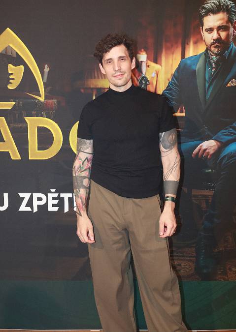 Čestmír Strakatý ve Zrádcích neuspěl, ale ve skutečném životě zažívá úspěchů spoustu