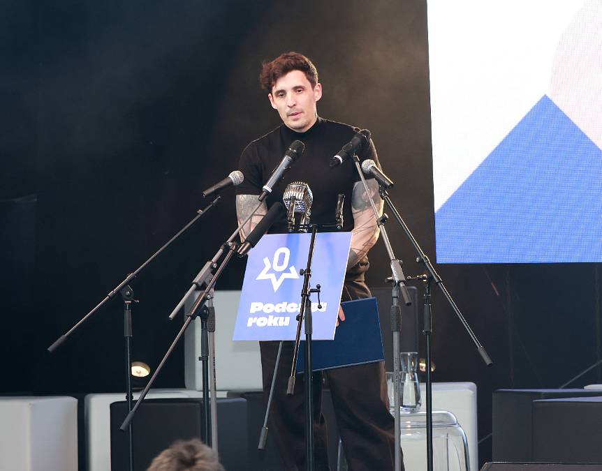 Čestmír Strakatý ve Zrádcích neuspěl, ale ve skutečném životě zažívá úspěchů spoustu