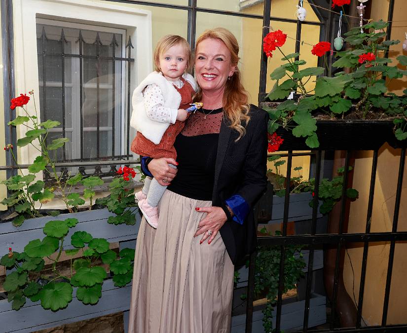 Lucie Benešová má čtyři děti a dvě vnoučata. Typická „hlídací“ babička ale není