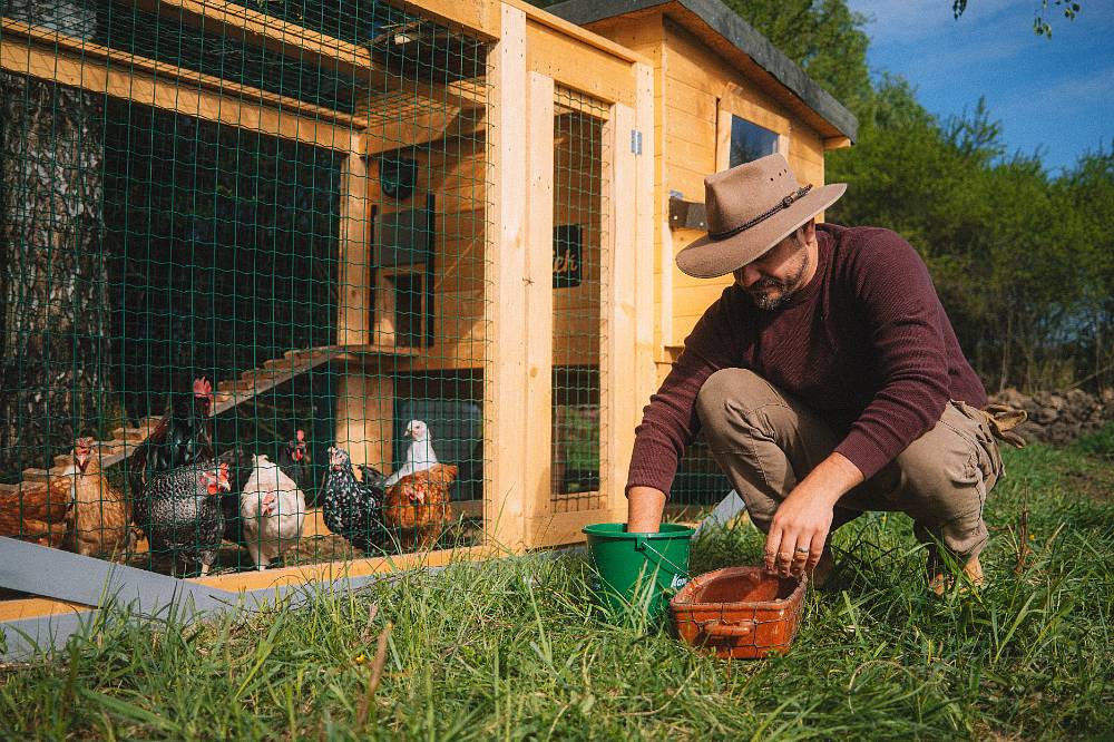 Farma Vojty Kotka: Velikonoce na venkově, stálý boj s vodou, noví obyvatelé farmy s hlavní vedoucí a nemotorný sedlák