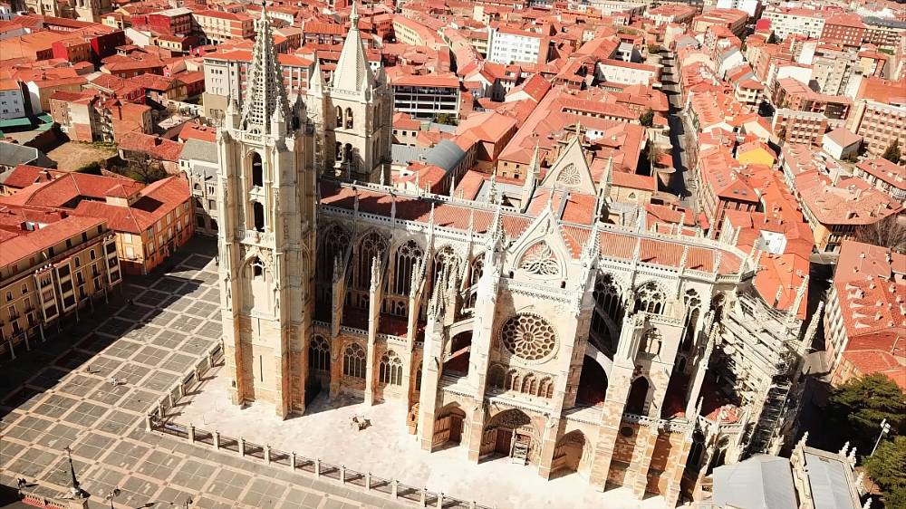 Česká televize nakupovala za peníze koncesionářů. Divákům nabídne Sandokana a muzikály Cats nebo Fantom opery