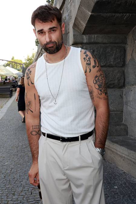 Kněz z Polabí Adam Vacula je rozvedený a v současné době randí s krásnou kuchařku