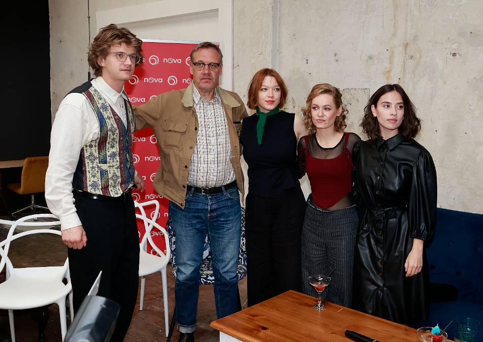 V seriálu Bratři a sestry se v rámci jedné filmové rodiny potkávají čtyři skvělé mladé herečky