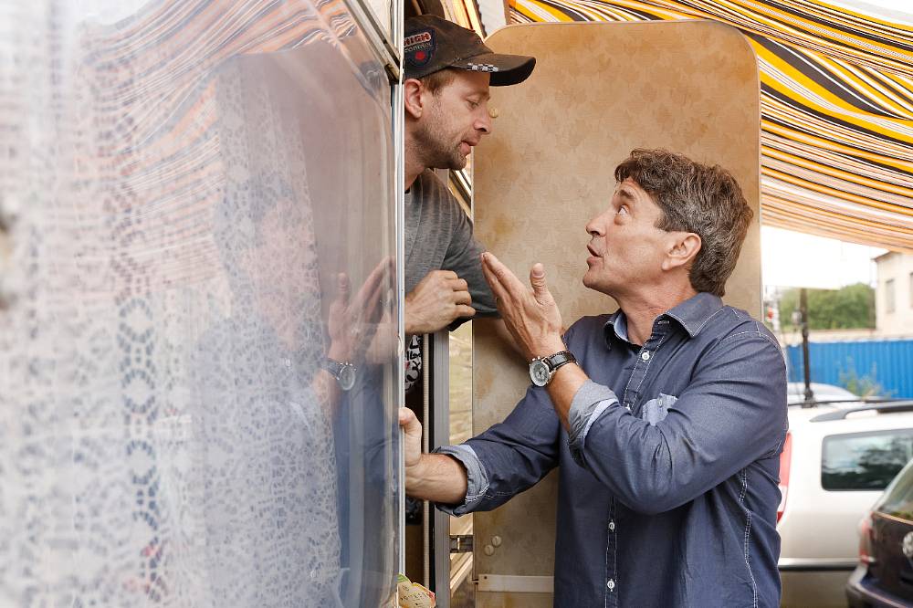 (Úterý 11.11.) Polabí na tenkém ledě: Mezi rodinnými spory, závody a hrozící panikou