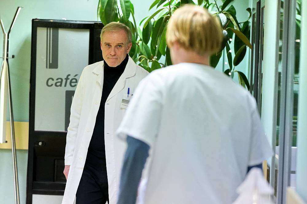 Mezi skalpelem a spravedlností: Drama doktora Harta v nové minisérii Noční operatér začíná