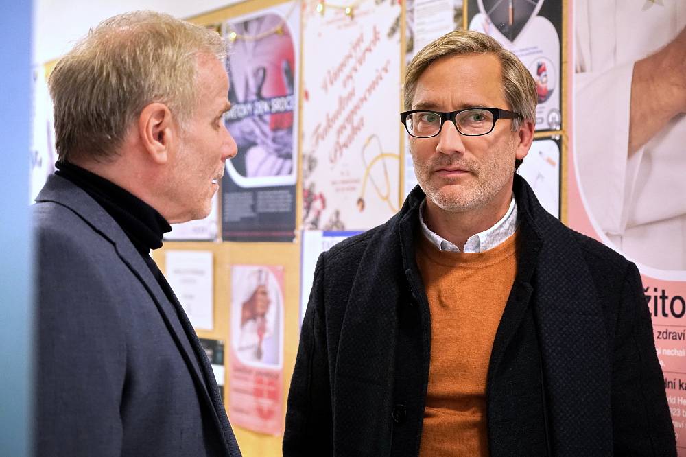 Mezi skalpelem a spravedlností: Drama doktora Harta v nové minisérii Noční operatér začíná