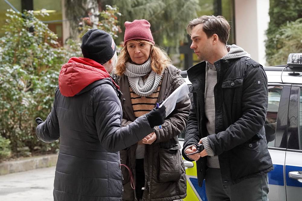 Mezi skalpelem a spravedlností: Drama doktora Harta v nové minisérii Noční operatér začíná