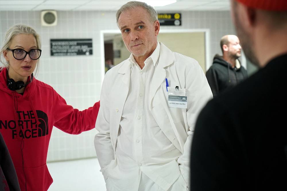 Mezi skalpelem a spravedlností: Drama doktora Harta v nové minisérii Noční operatér začíná