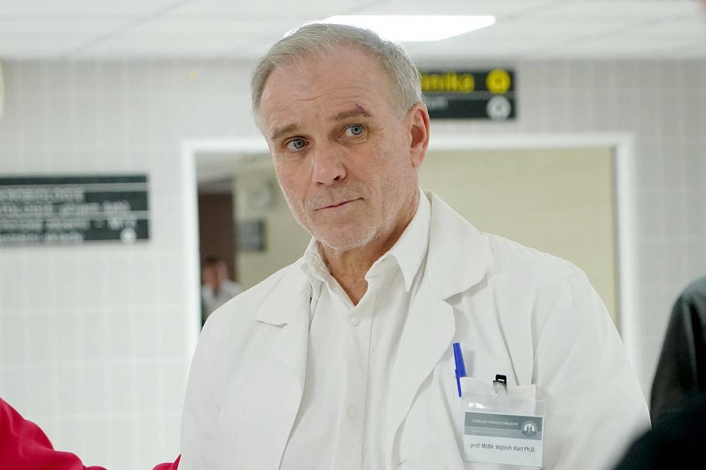 Mezi skalpelem a spravedlností: Drama doktora Harta v nové minisérii Noční operatér začíná