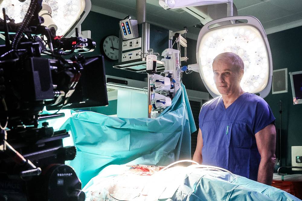 Mezi skalpelem a spravedlností: Drama doktora Harta v nové minisérii Noční operatér začíná