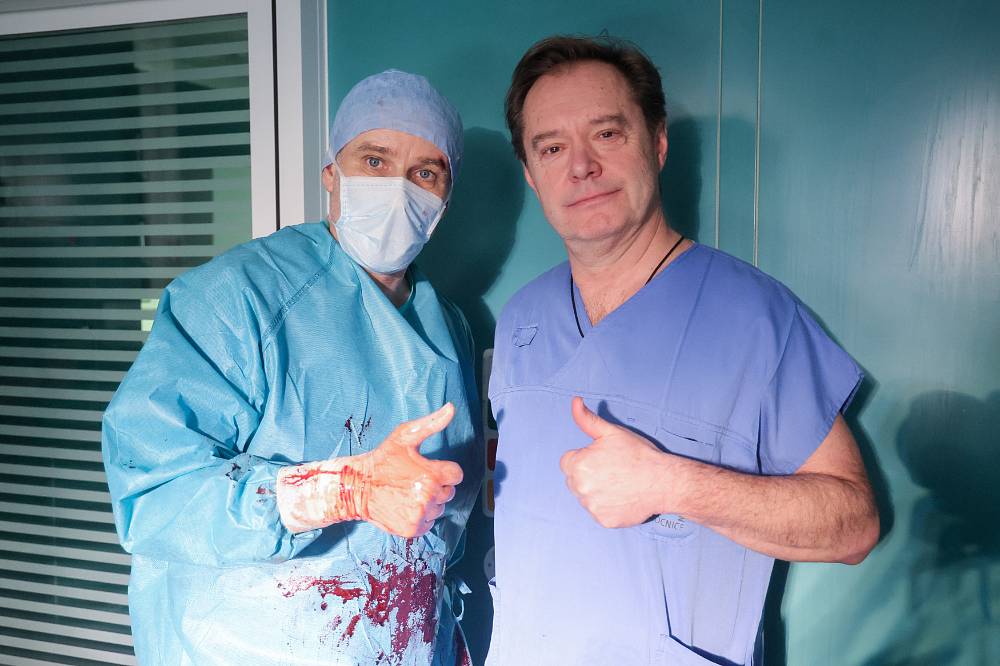 Mezi skalpelem a spravedlností: Drama doktora Harta v nové minisérii Noční operatér začíná