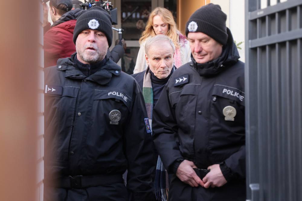 Mezi skalpelem a spravedlností: Drama doktora Harta v nové minisérii Noční operatér začíná