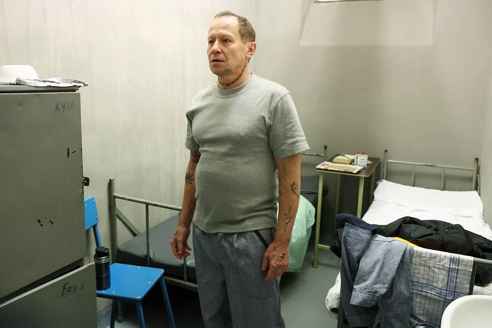 Mezi skalpelem a spravedlností: Drama doktora Harta v nové minisérii Noční operatér začíná