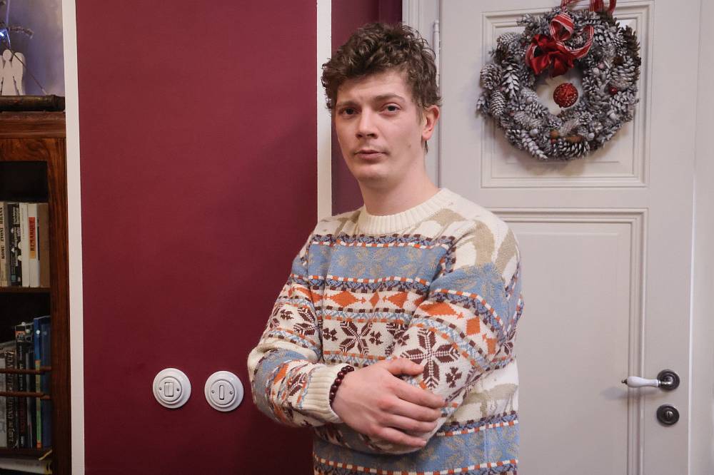 Mezi skalpelem a spravedlností: Drama doktora Harta v nové minisérii Noční operatér začíná