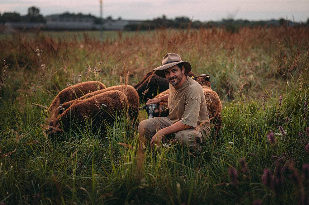Farmu Vojty Kotka přepadly mandelinky. Vojta čelí i pořádné bouři, která ho pěkně vystraší