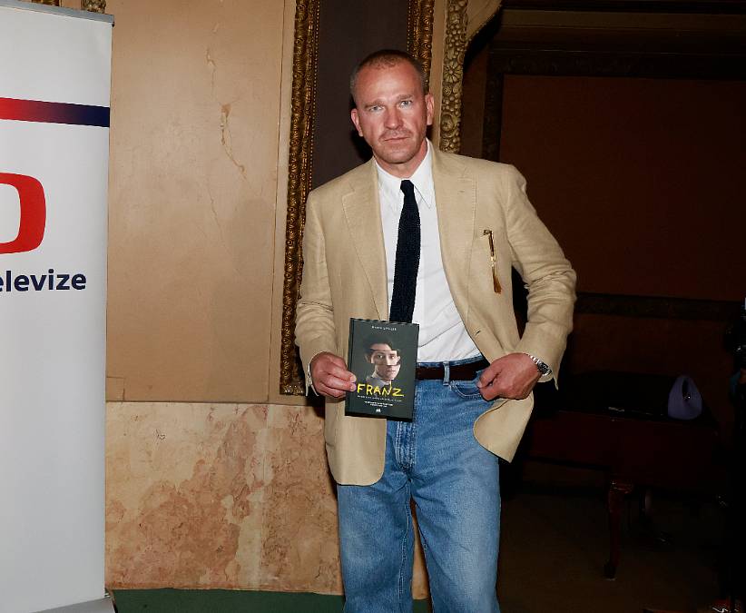 Stanislav Majer je vyučený truhlář, který se rád potí v sauně i tísní v maringotce