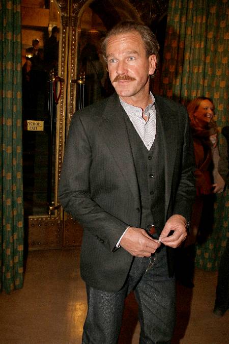 Stanislav Majer je vyučený truhlář, který se rád potí v sauně i tísní v maringotce