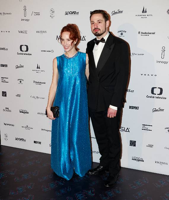 Sexy Slovenka Táňa Pauhofová zvládá obojí – rodinu i herectví