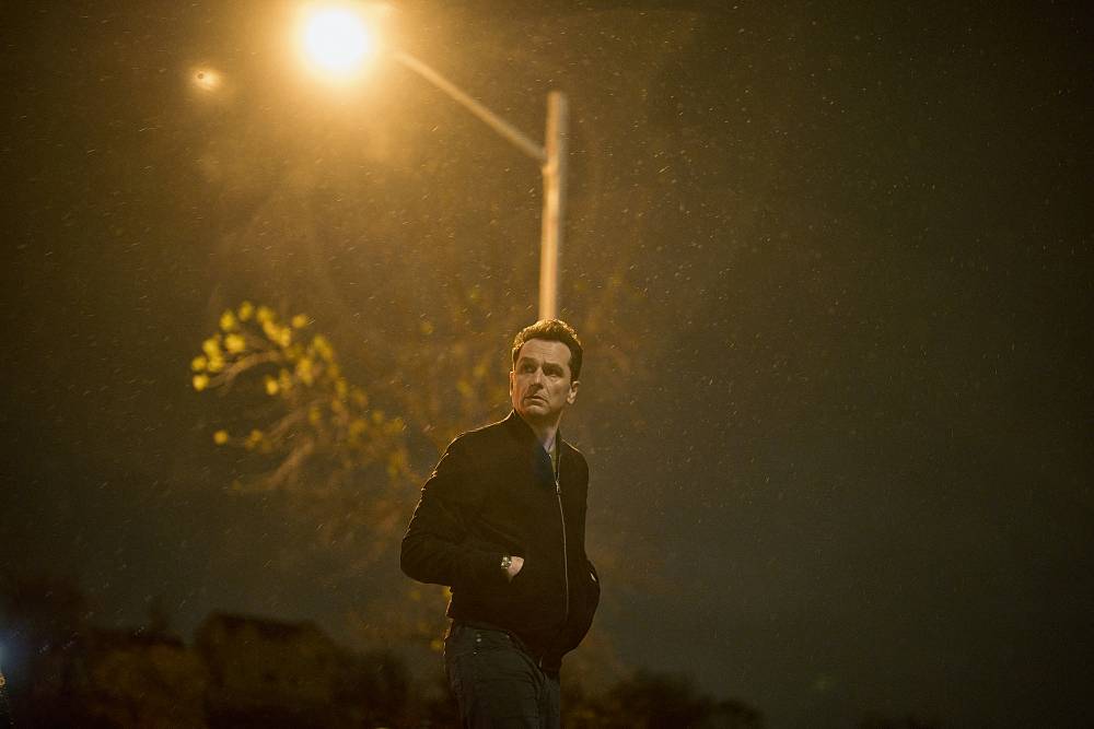 Sousedé, kteří vás budou strašit ve snech. Netflix přináší dokonalé napětí se seriálem To monstrum ve mně