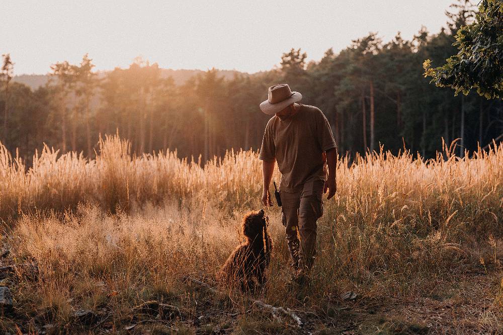 Farma Vojty Kotka přehodnocuje bio hospodaření, je to moc pracné. Vojta našel zálibu v myslivosti a u hasičů