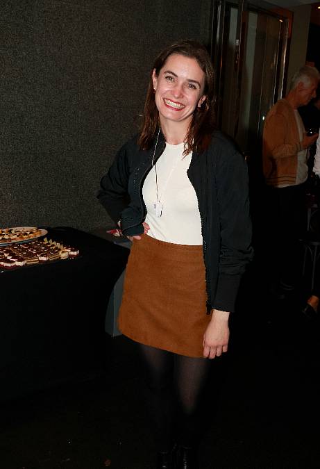 Sarah Haváčová se přátelí s knězem i s armádou. Touží po vlastní rodině