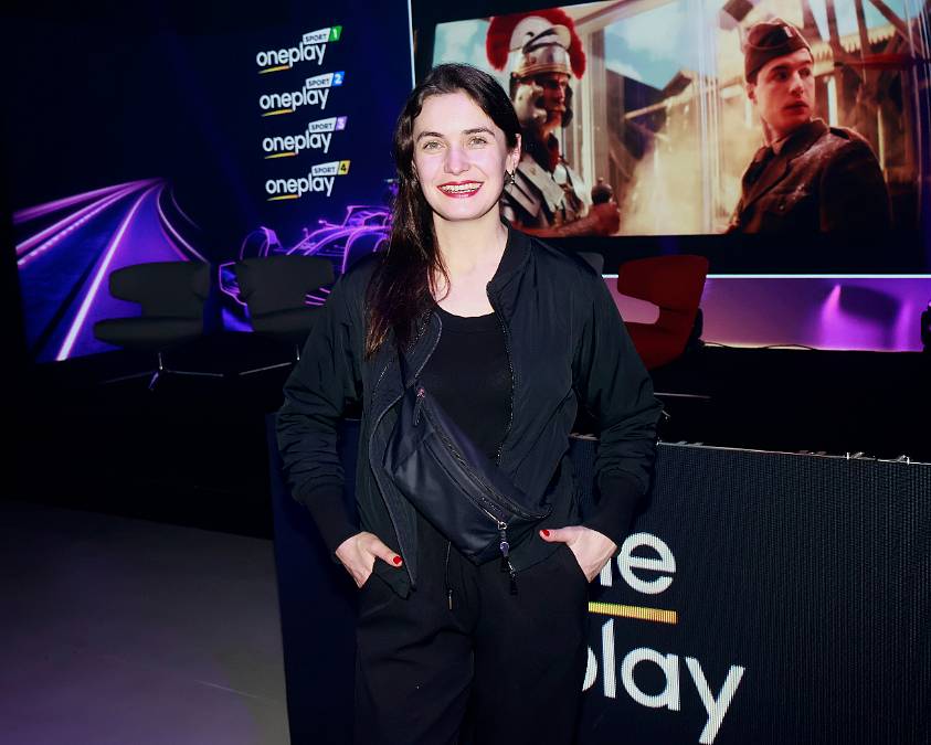 Sarah Haváčová se přátelí s knězem i s armádou. Touží po vlastní rodině